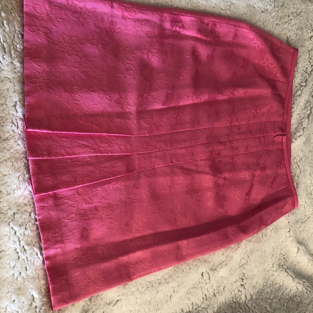 Beautiful 2-piece skirt suit, like new. Two (2) new photos added - Picture 4 of 8